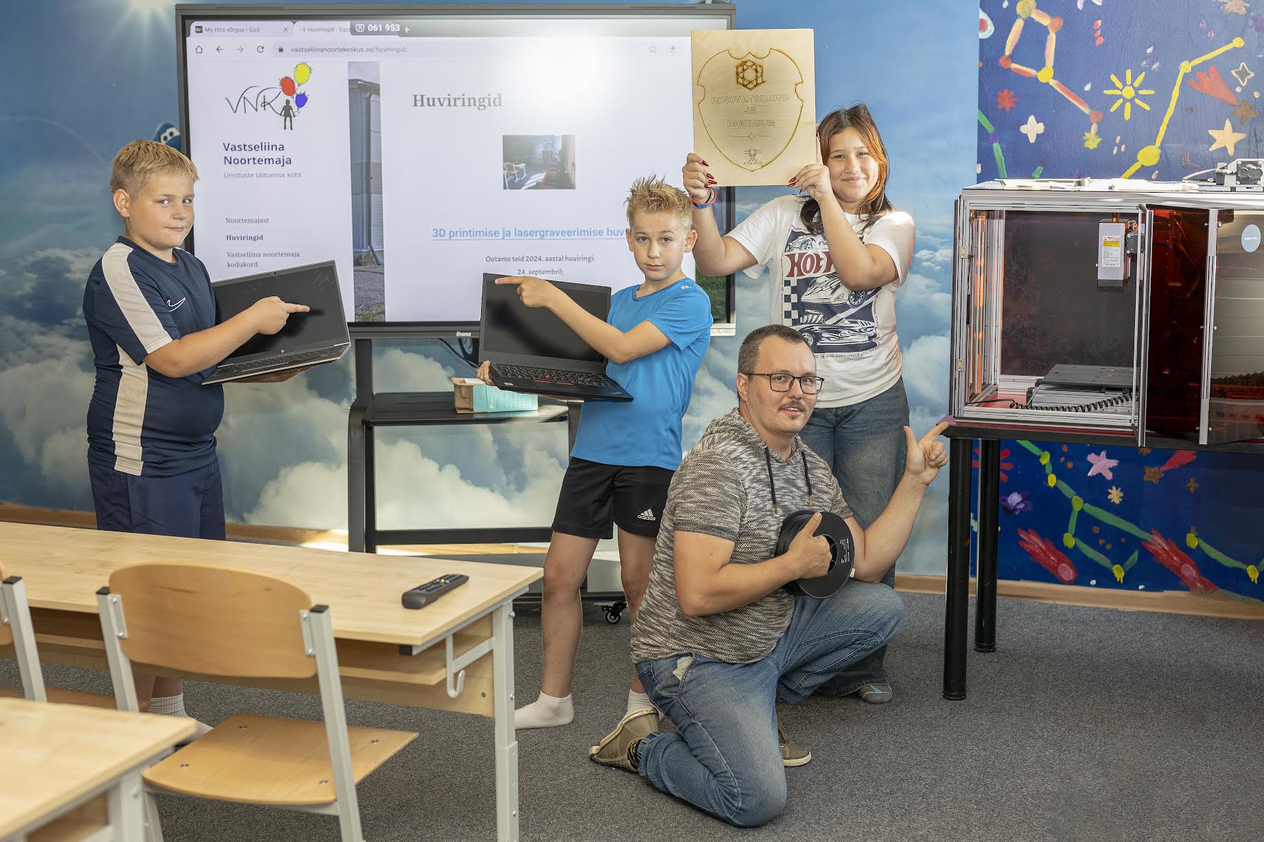 Markus Normann (vasakult), Chris Robin Prätz, Keity Telk ja Vastseliina noortemaja noorsootöötaja Urmas Ott uues õppeklassis uut tehnikat esitlemas. Foto: Aigar Nagel